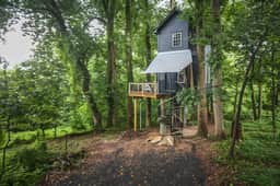 Romantic Treehouse Stay in the Sky