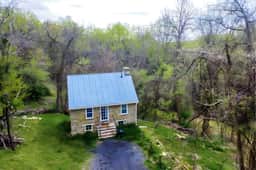 Romantic Stone Cottage Circa 1869-75 acres to Hike