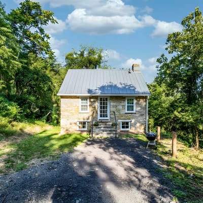 Romantic Stone Cottage Circa 1869-75 acres to Hike
