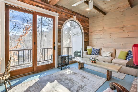 Tranquil Treehouse Cottage, King Bed, River View
