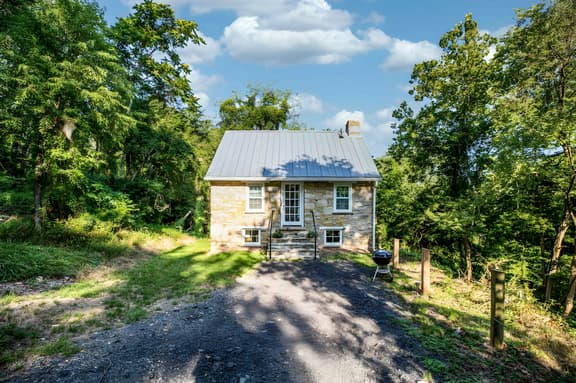 Romantic Stone Cottage Circa 1869-75 acres to Hike